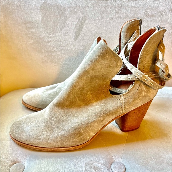 Frye "Naomi Pickstitch Shootie" tan Suede Bootie - Picture 2 of 9